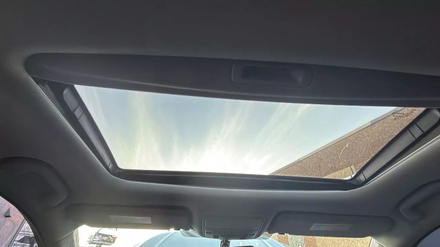 Vehicle image 27 of 30