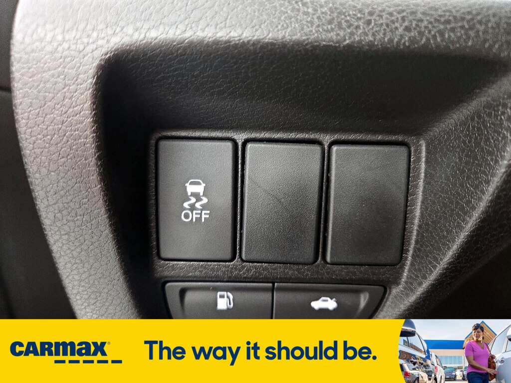 Vehicle image 26 of 28