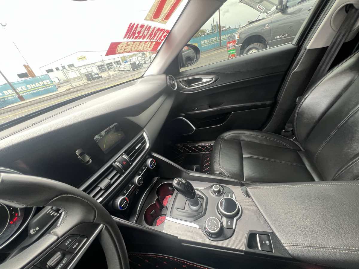 Vehicle image 11 of 12