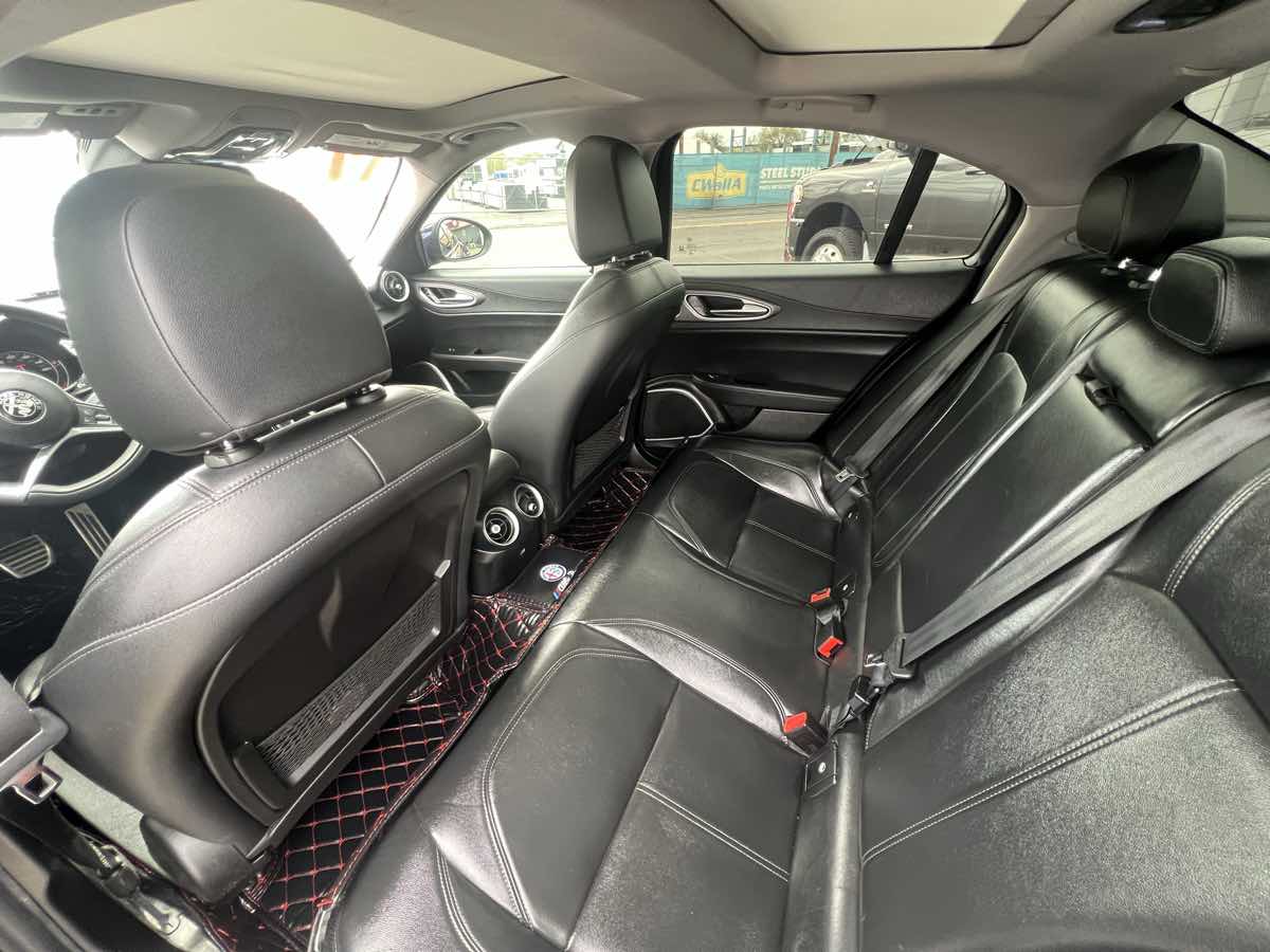 Vehicle image 7 of 12