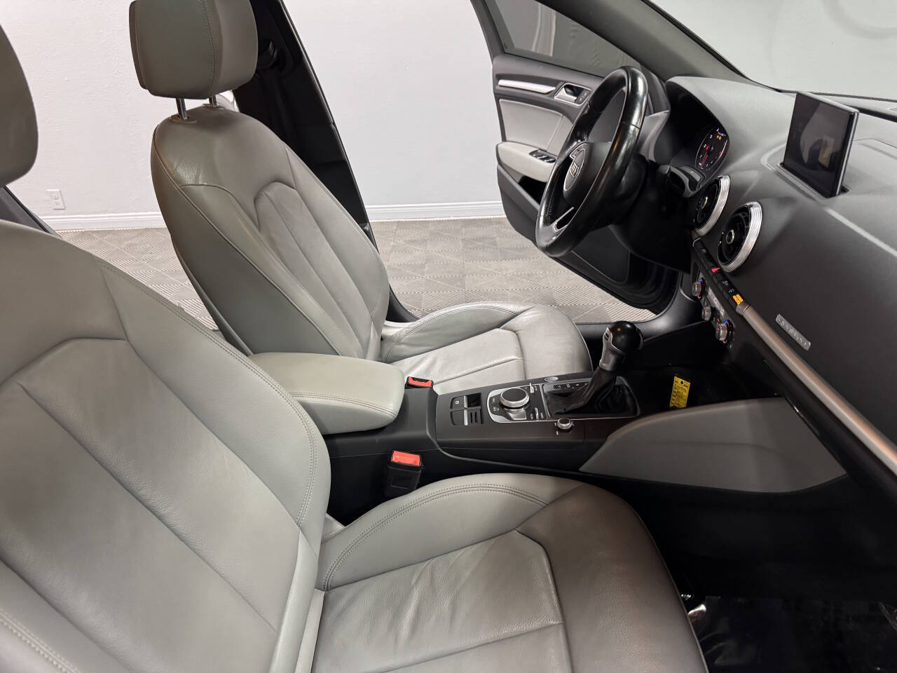 Vehicle image 33 of 59