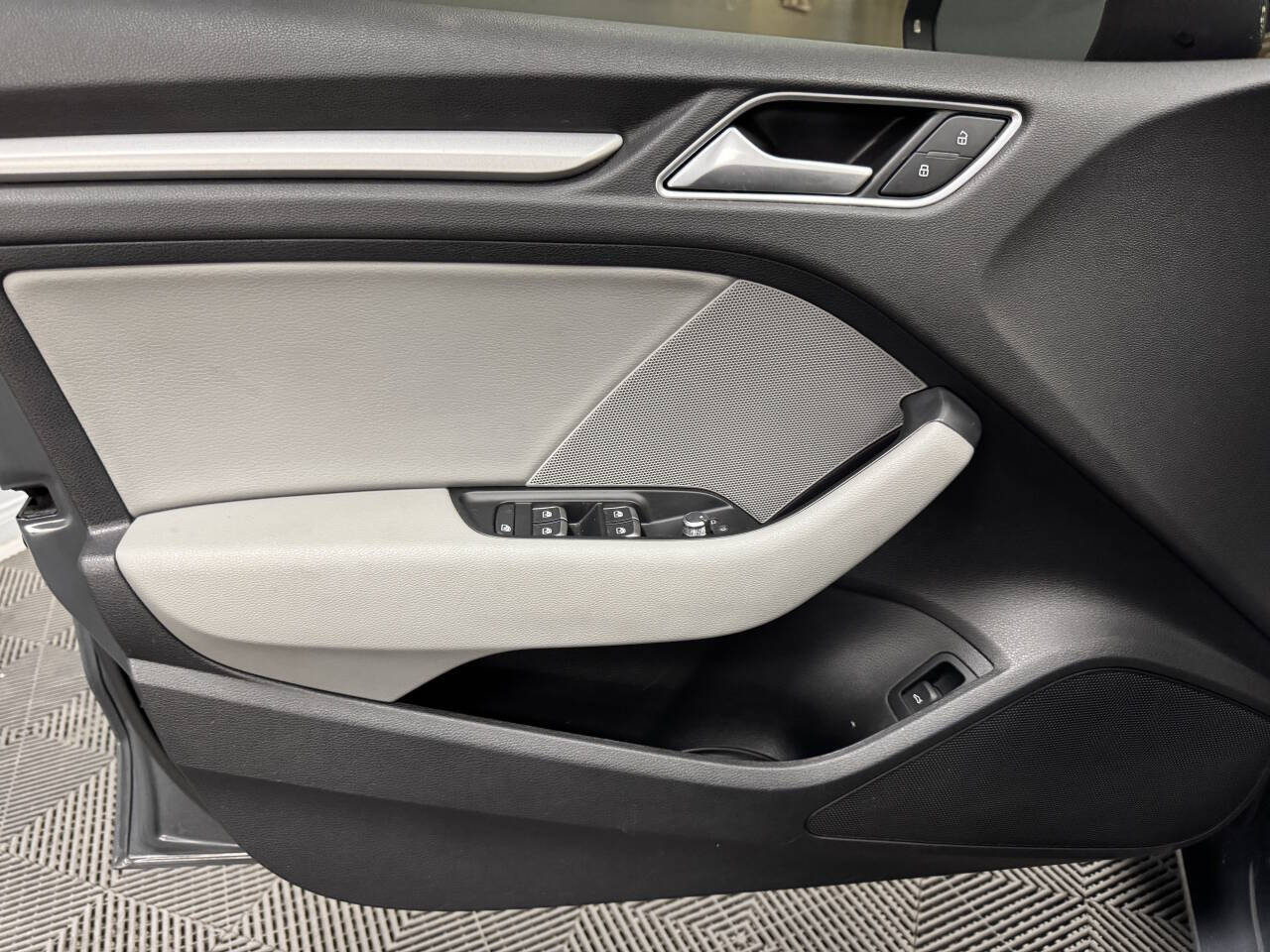 Vehicle image 53 of 59