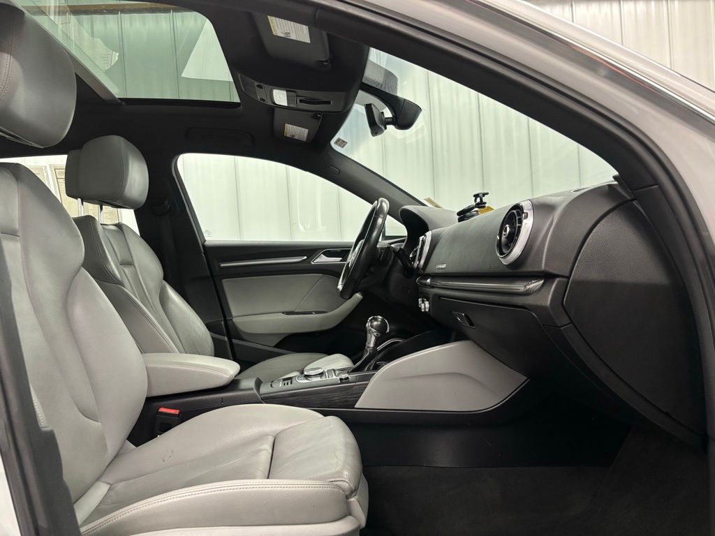 Vehicle image 16 of 17