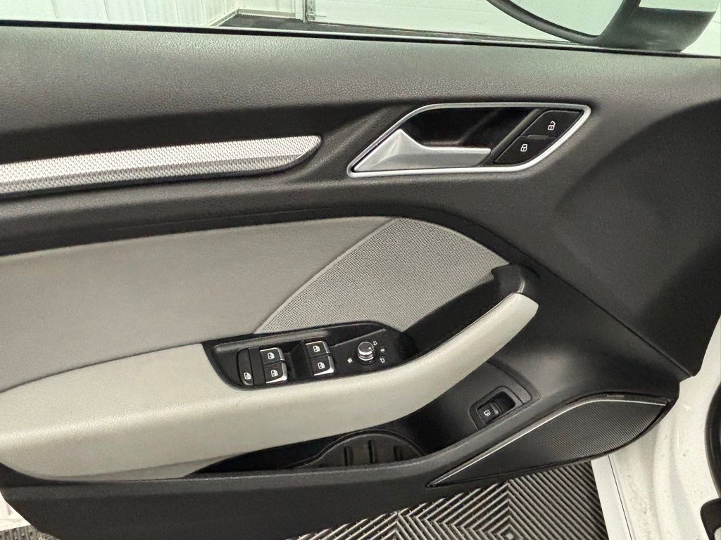 Vehicle image 11 of 17