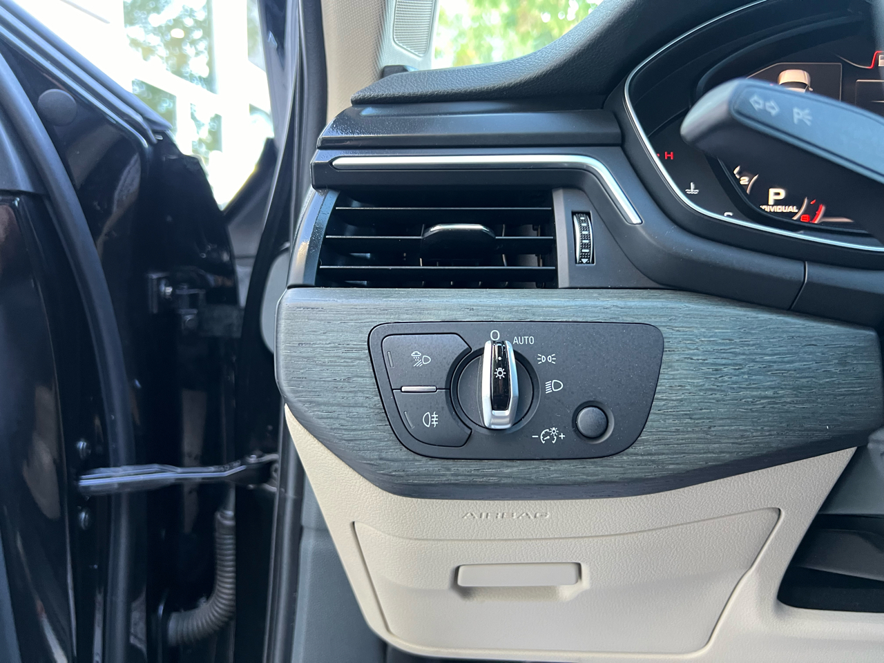 Vehicle image 19 of 21