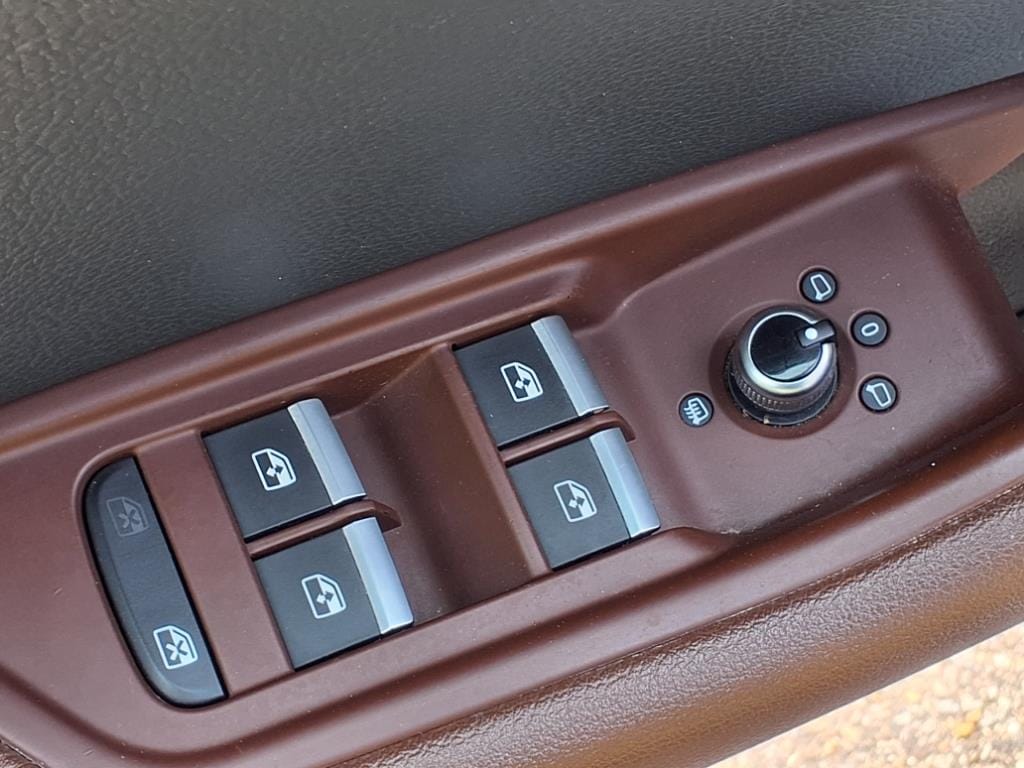 Vehicle image 18 of 30