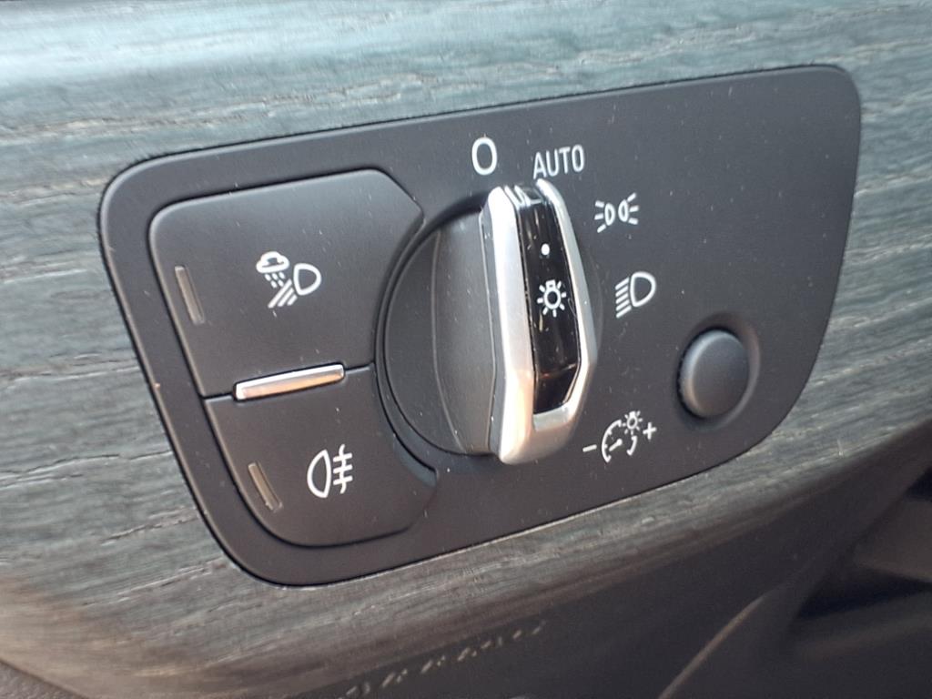 Vehicle image 19 of 30