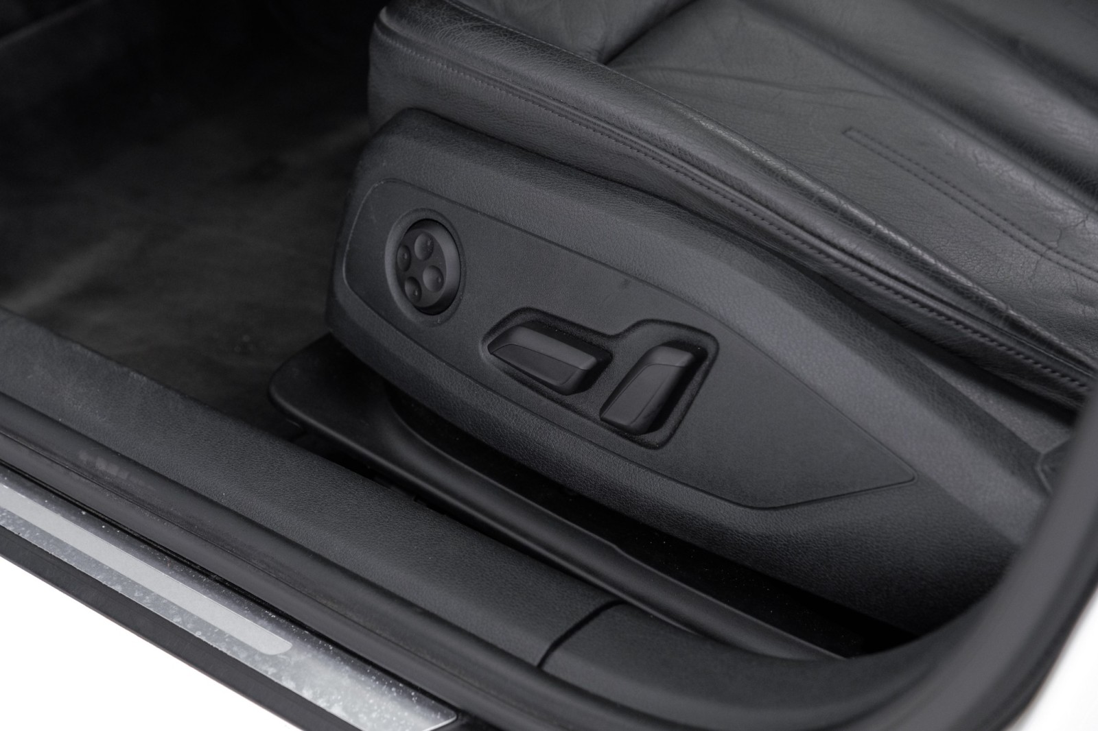 Vehicle image 31 of 65