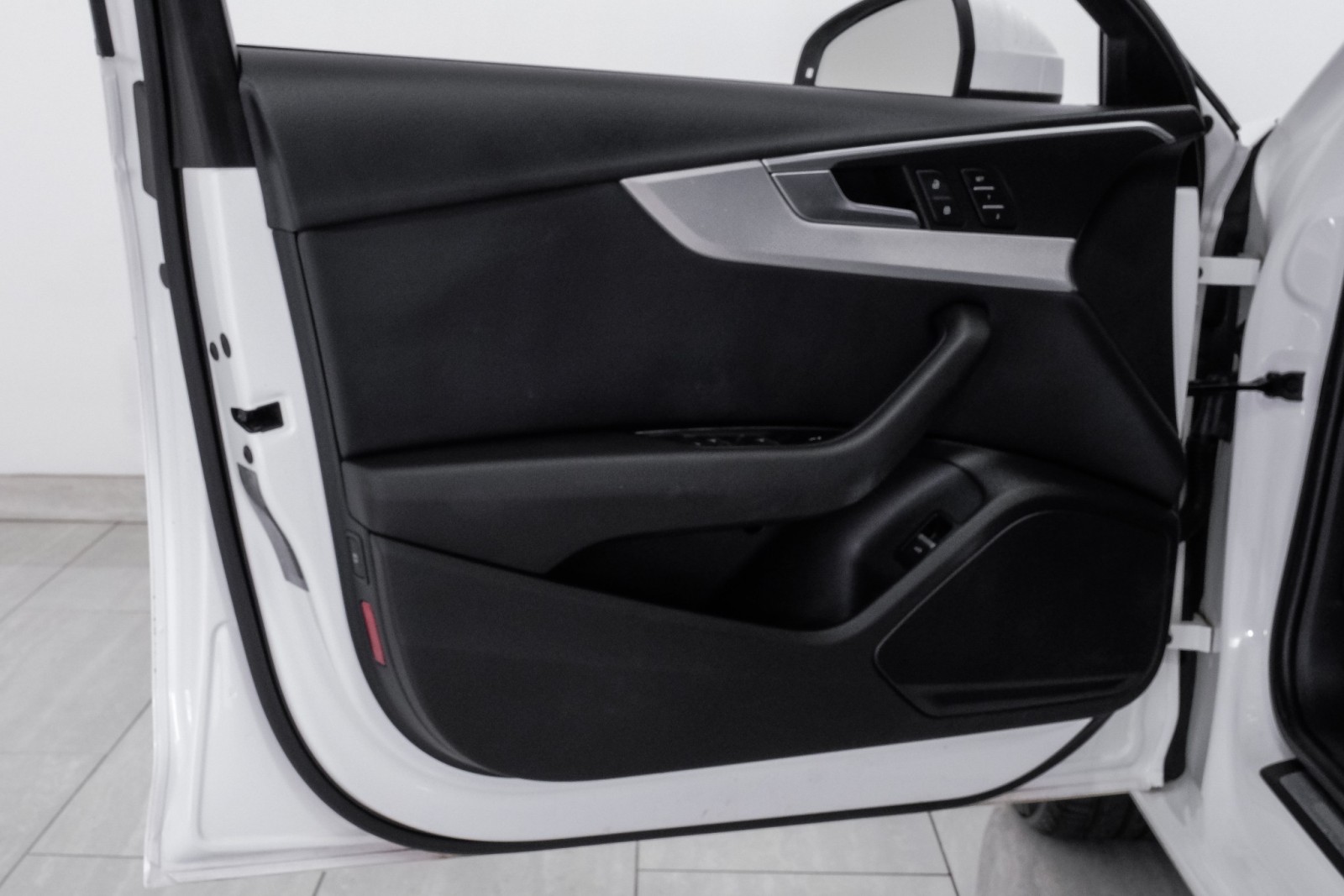 Vehicle image 39 of 65