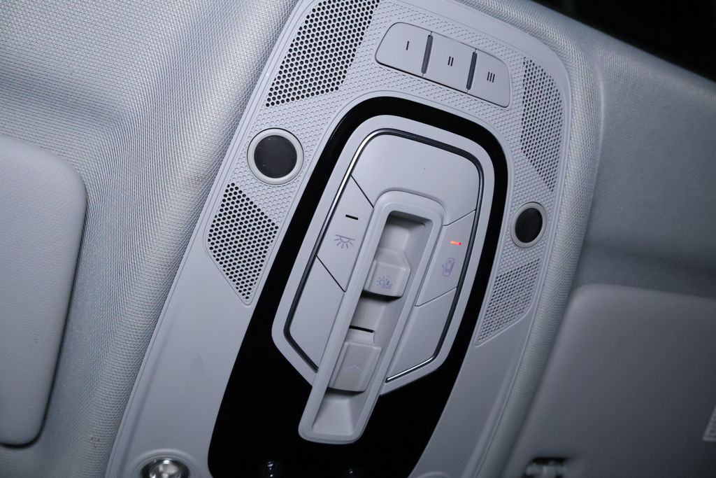 Vehicle image 35 of 42