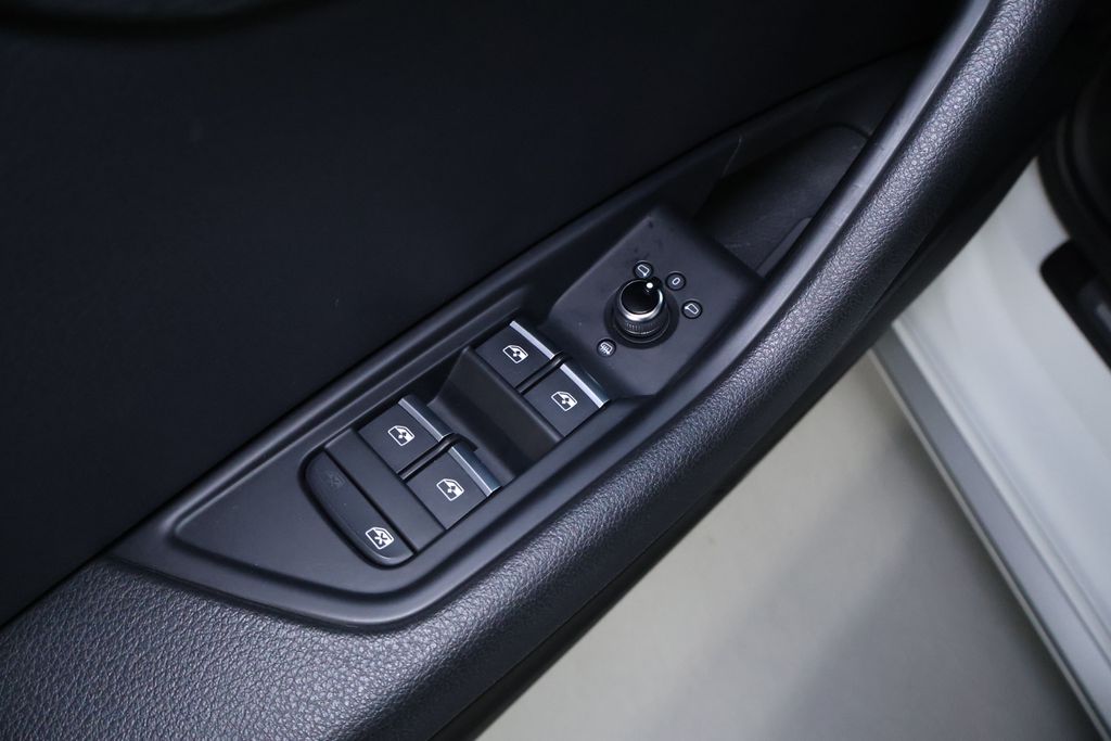 Vehicle image 30 of 42