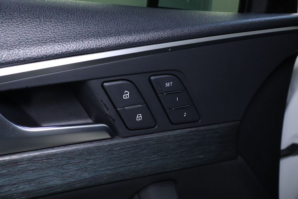 Vehicle image 27 of 42