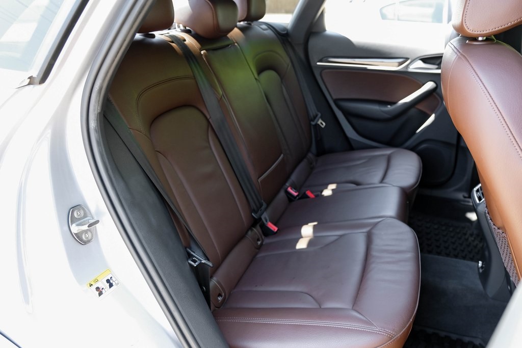 Vehicle image 32 of 70