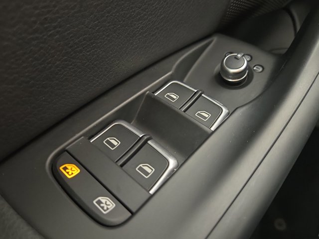 Vehicle image 30 of 34