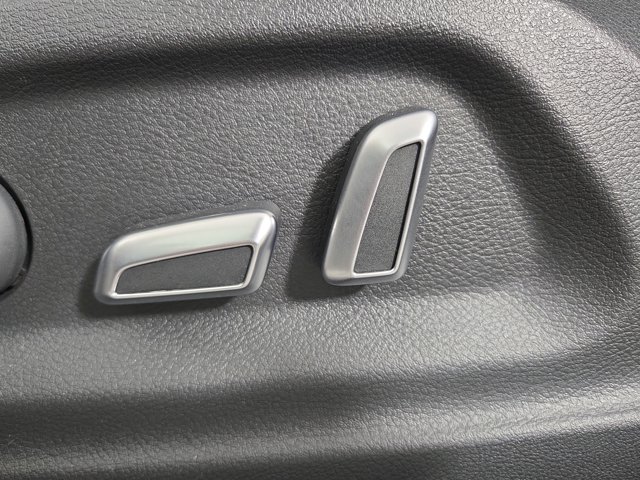 Vehicle image 32 of 34