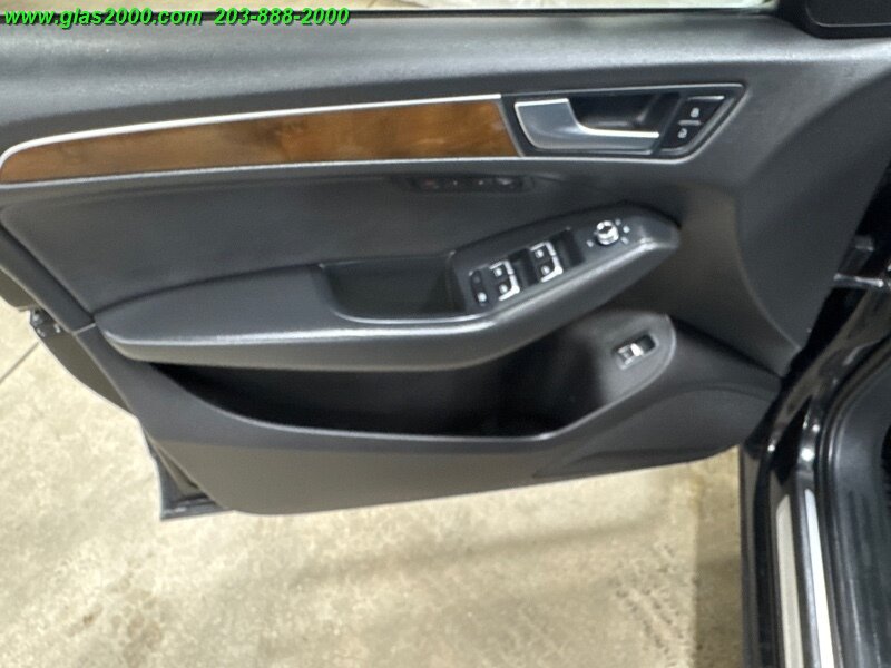 Vehicle image 21 of 33