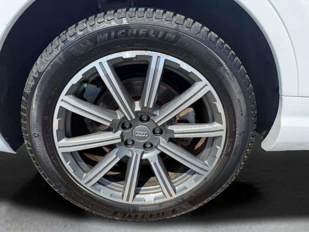 Vehicle image 10 of 35