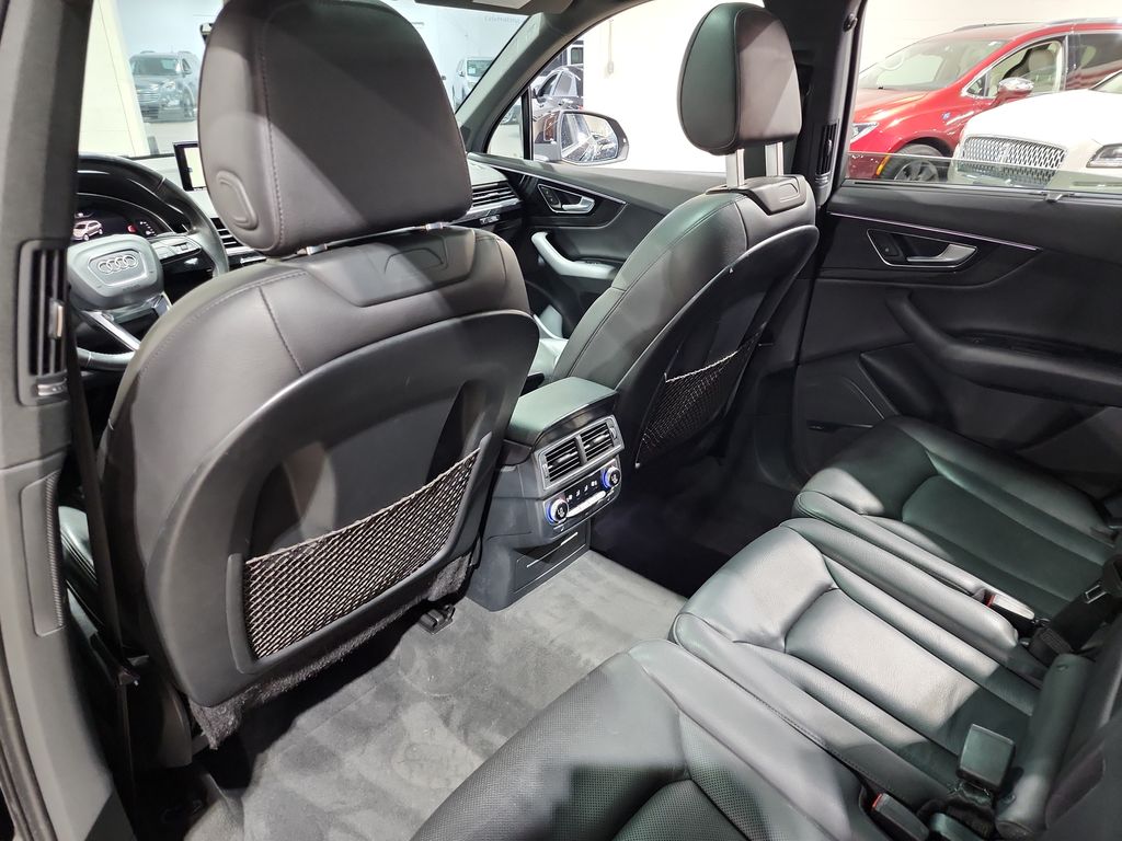 Vehicle image 33 of 47