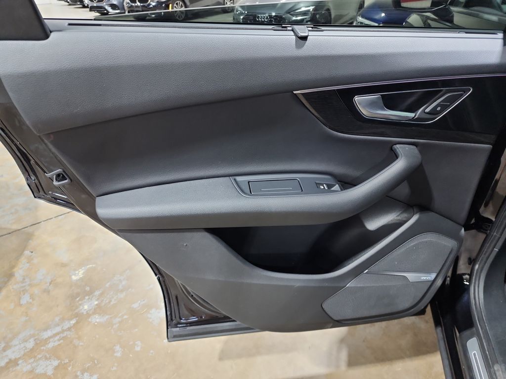 Vehicle image 34 of 47