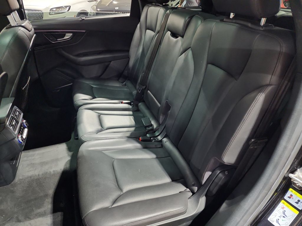 Vehicle image 32 of 47