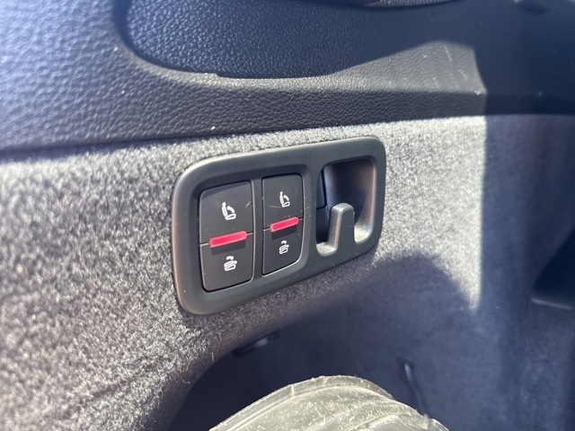 Vehicle image 33 of 40