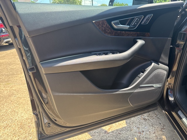Vehicle image 30 of 40