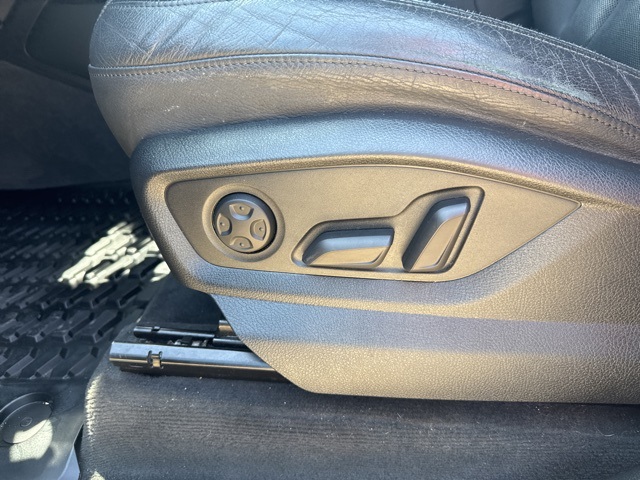 Vehicle image 32 of 40