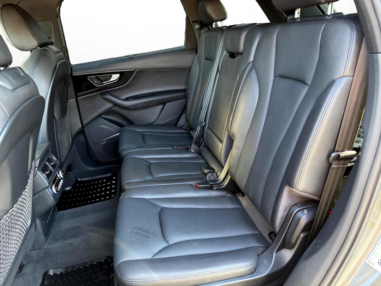 Vehicle image 25 of 28