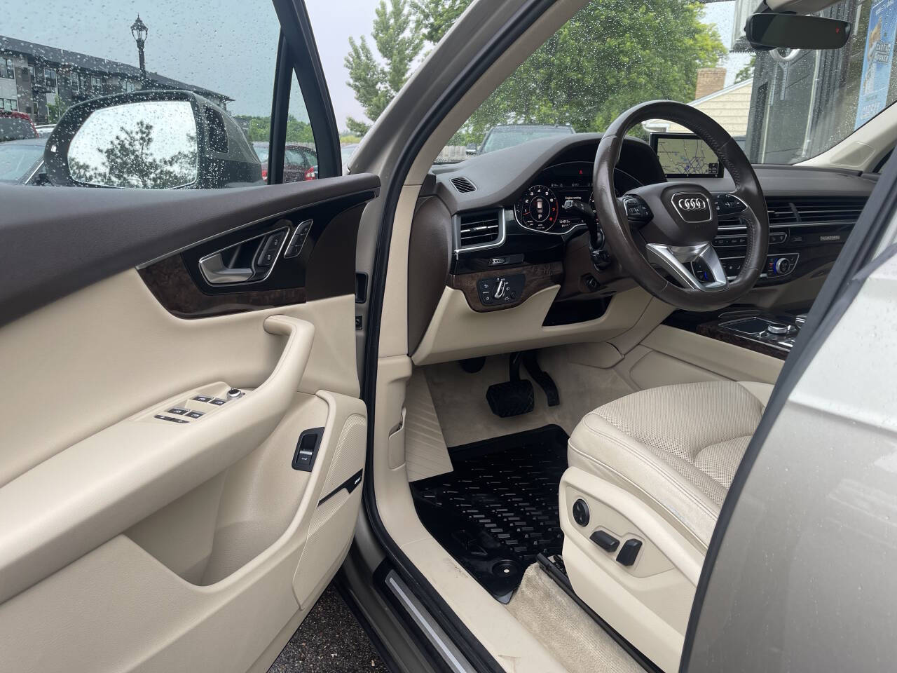 Vehicle image 22 of 47