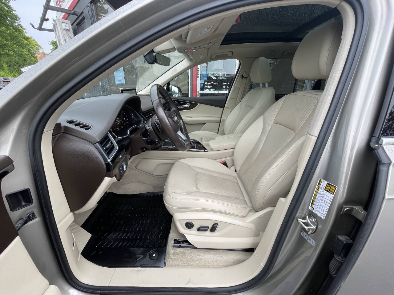 Vehicle image 33 of 47