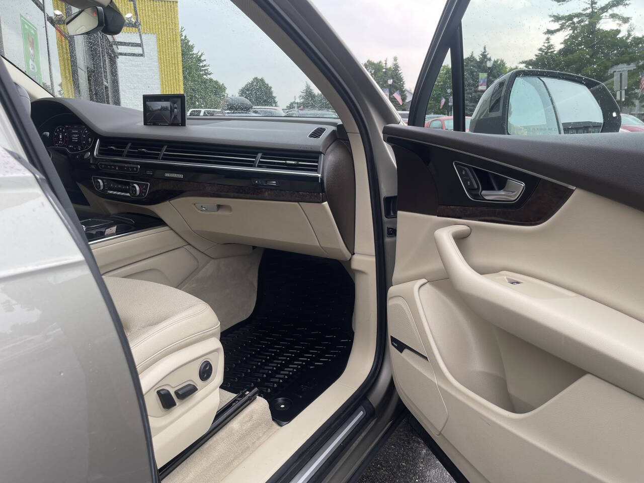 Vehicle image 26 of 47
