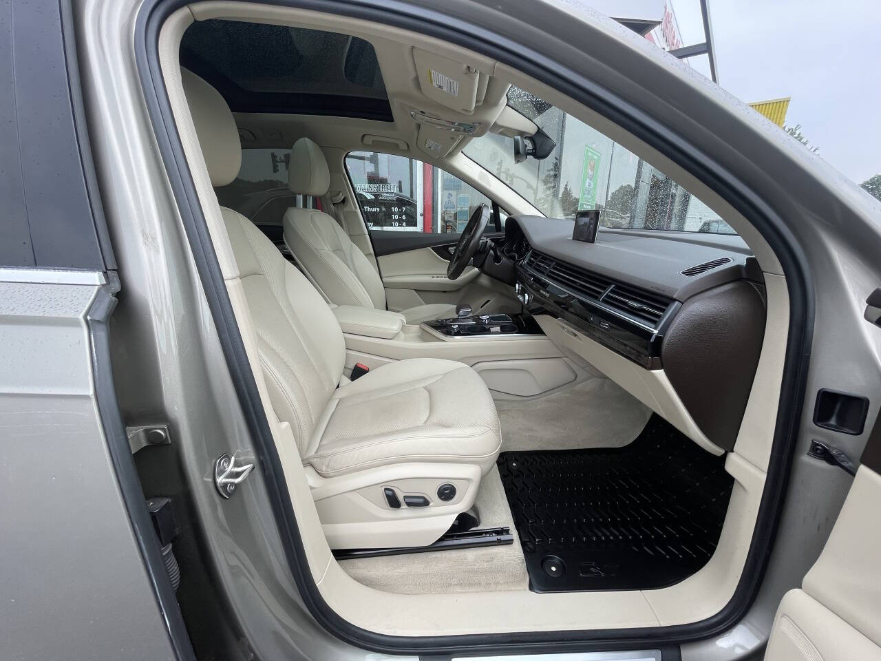 Vehicle image 20 of 47