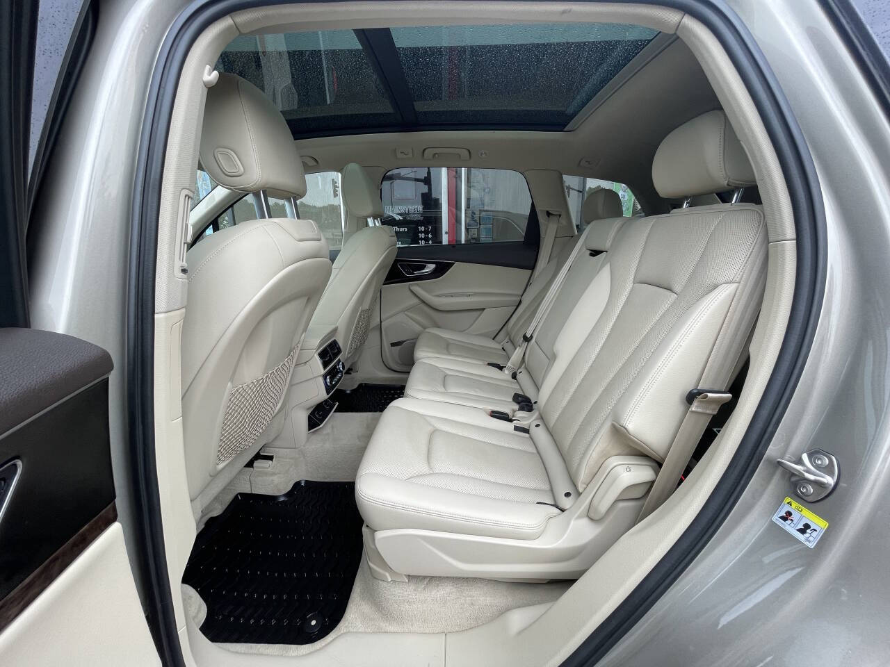 Vehicle image 32 of 47