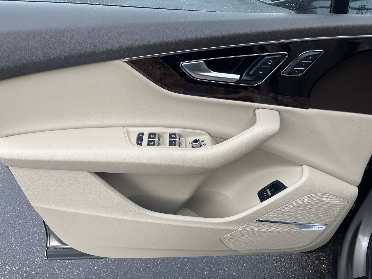 Vehicle image 31 of 47
