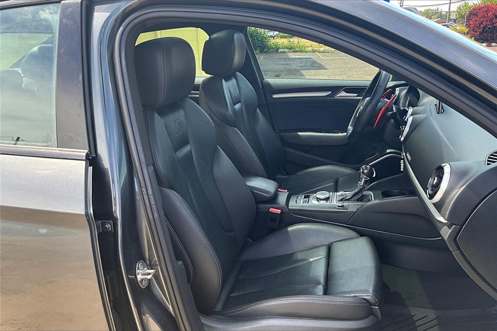 Vehicle image 10 of 33