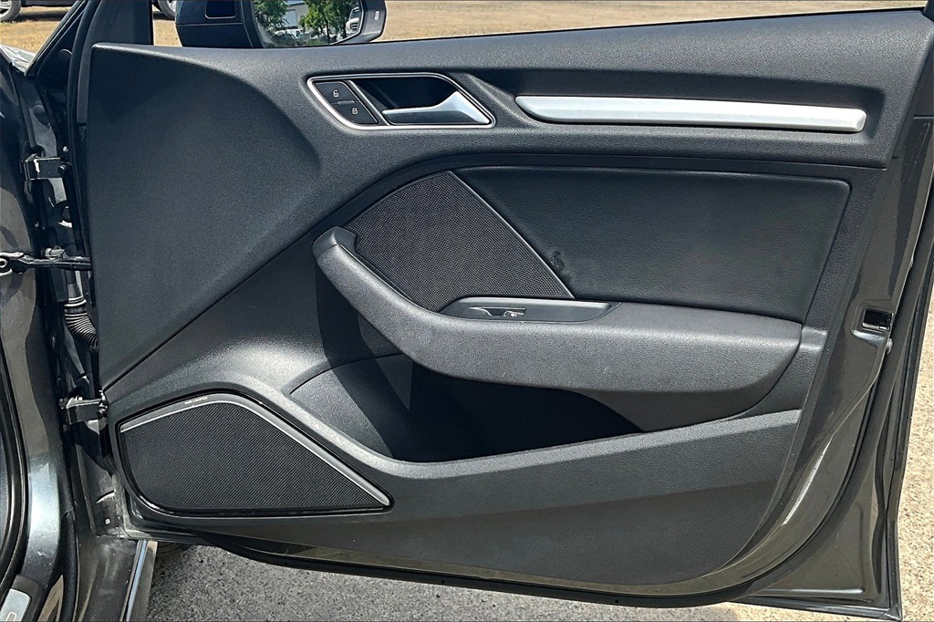 Vehicle image 22 of 33
