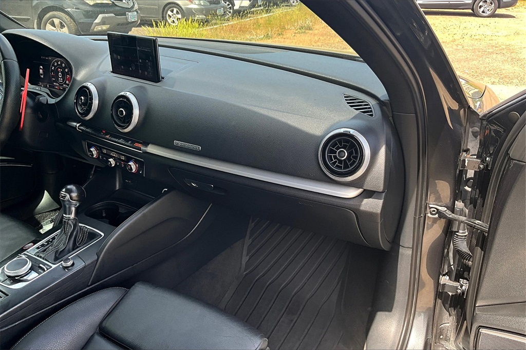 Vehicle image 18 of 33