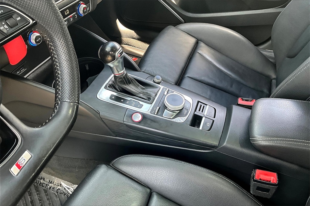 Vehicle image 16 of 33