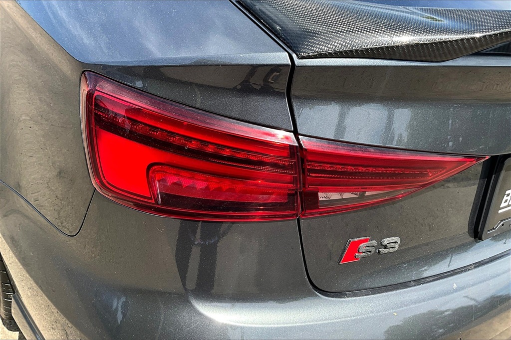 Vehicle image 27 of 33