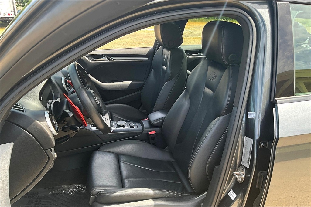Vehicle image 9 of 33