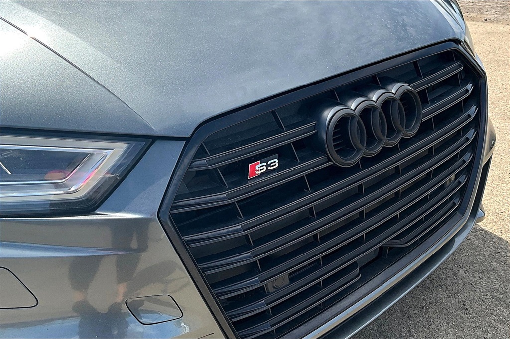 Vehicle image 31 of 33