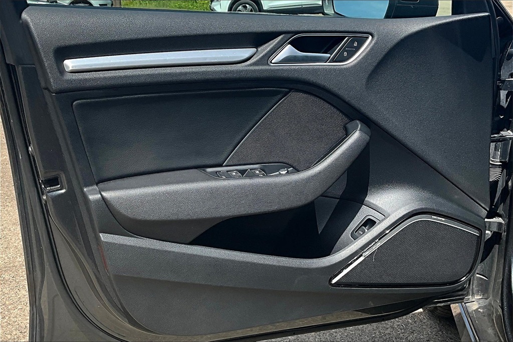 Vehicle image 21 of 33