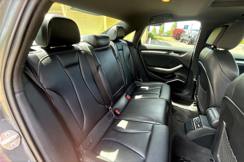 Vehicle image 19 of 33