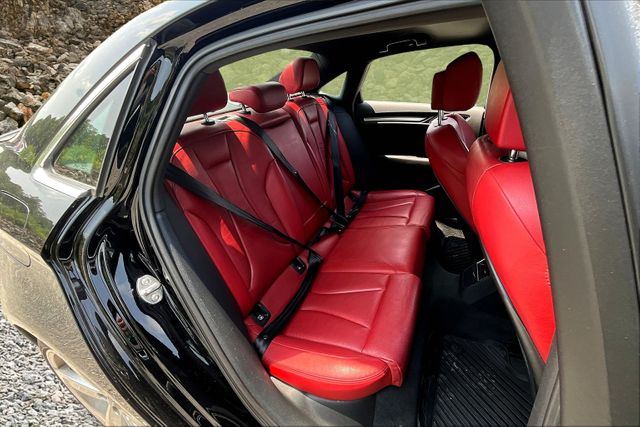 Vehicle image 26 of 33