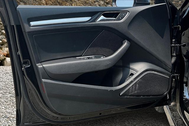Vehicle image 22 of 33