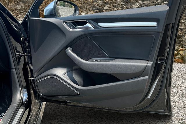 Vehicle image 23 of 33