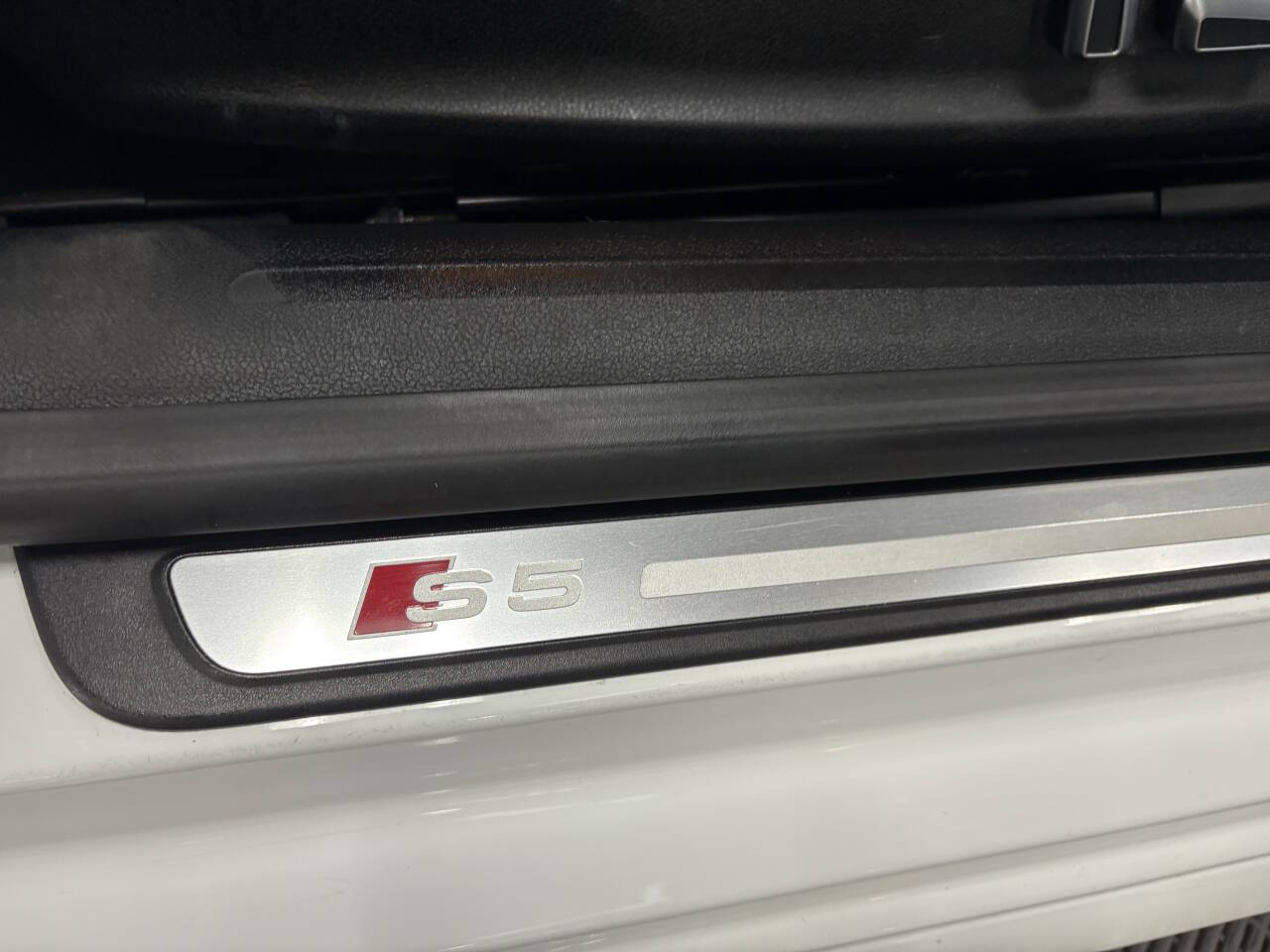 Vehicle image 32 of 48
