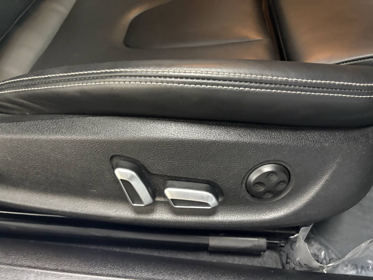 Vehicle image 31 of 48