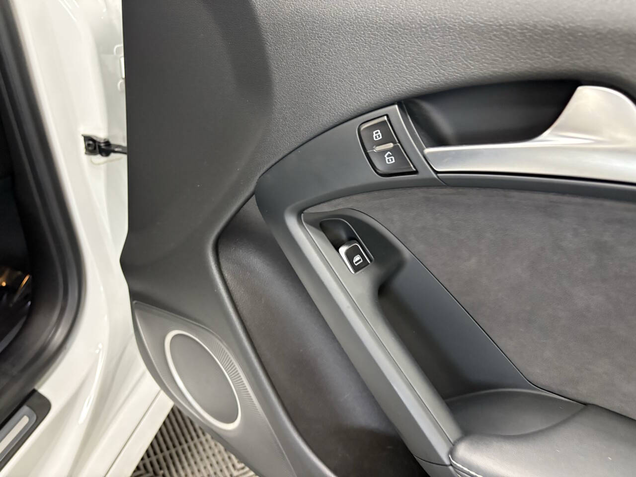 Vehicle image 33 of 48