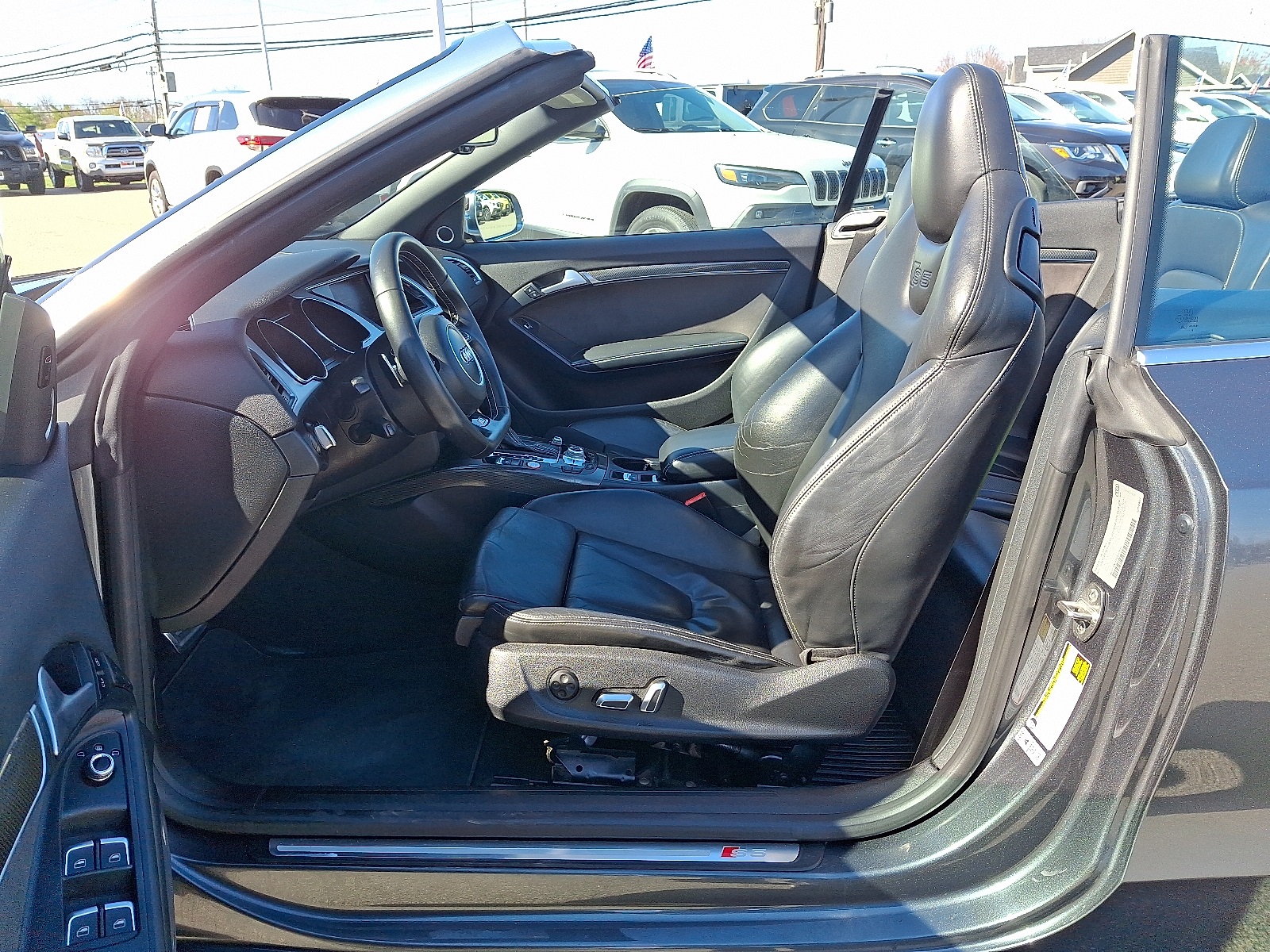 Vehicle image 14 of 28